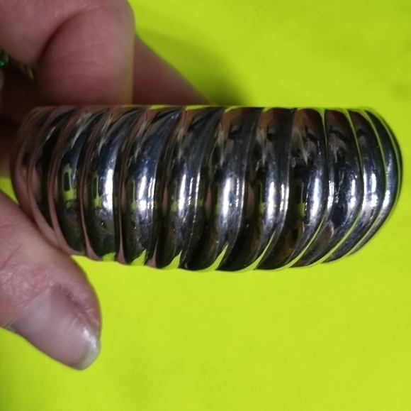 Silvertone hinged wavy bracelet heavy i.d. 2 x 2.5 - Picture 1 of 5